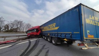 Otoyolda makaslayan tır bariyerlere çarptı: 1 yaralı