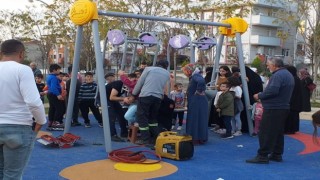 Oyun parkında salıncağa sıkışan çocuğu itfaiye kurtardı