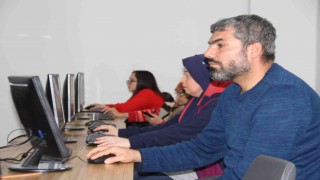 Özel bireyler, bilgisayar kursu ile hayata hazırlanıyor