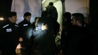 (Özel) Bursada nefes kesen kovalamaca...Minibüsten 31 kaçak çıktı