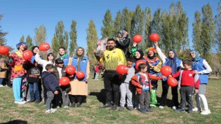Özel çocukların at binerek ok atarak ata sporlarıyla tanıştığı anlar yüzlerde tebessüm oluşturdu