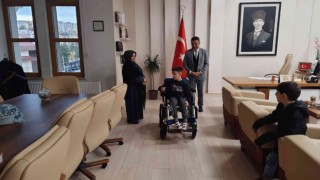Özel eğitim öğrencisi akülü tekerlekli sandalyesine kavuştu