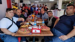 Özel gereksinimli bireyler önlüğü taktı mutfağa girdi, halay eşliğinde hem pişirdi hem de yedi