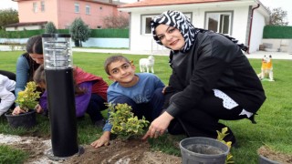 Özel gereksinimli çocuklar fidanları toprakla buluşturdu