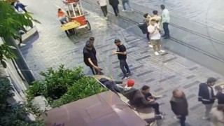 Taksim'de dehşet anları kamerada: Banka yattı diye maket bıçağıyla yüzünü kesti