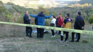 Paraşütte asılı kalan asistan düşerek öldü