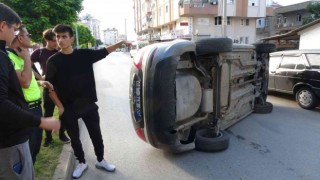 Park halindeki araca çarpan otomobil takla attı: 3 yaralı