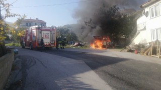 Park halindeki otomobil alev alev yandı