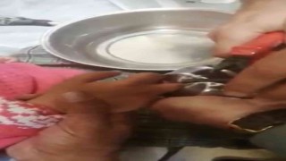Parmağı kapı kolunun demir parçasına sıkışan minik kızı itfaiye ekipleri kurtardı