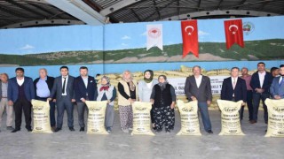 Pazarlarda 125 çiftçiye sertifikalı 20 ton buğday ve 20 ton arpa tohumu dağıtıldı