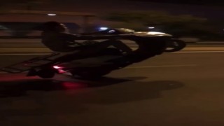 Pendikte motosiklet ile tek teker üzerinde tehlikeli yolculuk kamerada