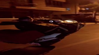 Pendikte motosikletlinin tek teker üzerinde tehlikeli yolculuğu kamerada