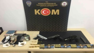 Polisin baskın yaptığı evden mini cephanelik çıktı