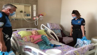 Polisler hastanede lösemi tedavisi gören çocuklarla buluştu