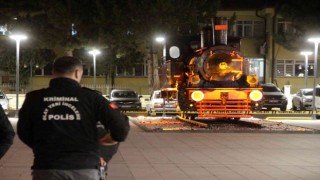 Polonyalı turistin tarihi lokomotife koyduğu çanta ekipleri alarma geçirdi