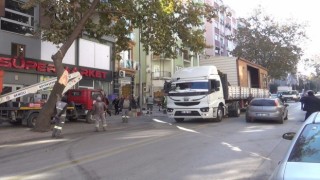 Prefabrik ev taşıyan tırın kırdığı ağaç 2 araca zarar verdi