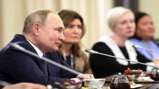 Putin, Ukraynada savaşan askerlerin anneleriyle bir araya geldi