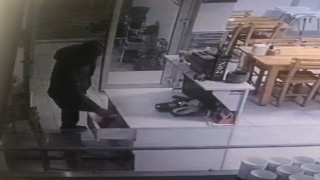 Rahat tavırlarıyla geldi, çekmecedeki paraları alıp gitti