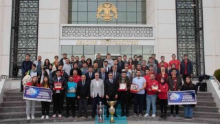 Rektör Aksoydan TEKNOFESTte başarı gösteren takımlara teşekkür