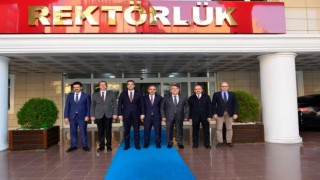 Rektörü Özölçerden Adalet Bakan Yardımcılarına hediye