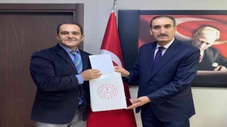 Resim yarışmasında birinci olan öğretmene hediyesi takdim edildi