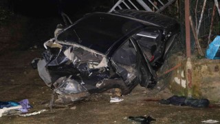 Rizede bariyerlere çarpan araç 3 metrelik duvardan düştü: 2 ölü, 3 ağır yaralı