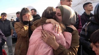 Rusya sınırından tahliye edilen ve 4 çocuğuna kavuşan Ahıska Türkü anne: “Erdoğan babamdan Allah razı olsun”