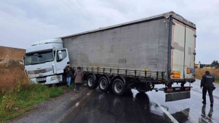 Sağanak yağışta kayan tır yolu trafiğe kapattı