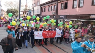 Sağlık çalışanları farkındalık için yürüdü