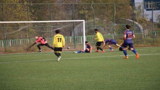 Sahada fenalaşan oyuncuya rakip takımın hocası yardım etti