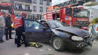 Sakaryada iki otomobil çarpıştı: 2 yaralı