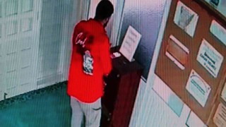 Sakız yapıştırdığı telle, cami kasasından paraları böyle çaldı