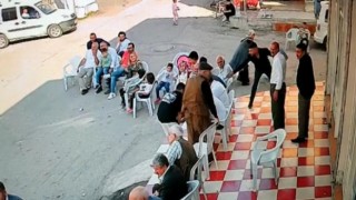 Sandalyede oturan adamı vurdu