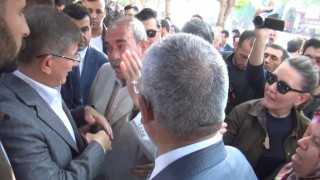 Şanlıurfada asker babasından Davutoğluna tepki: Askere kurşun sıkanlarla beraber yürüyorsunuz