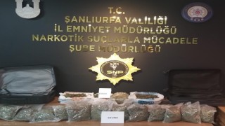 Şanlıurfada yaklaşık 11 kilo esrar ve 7 kilo skunk ele geçirildi