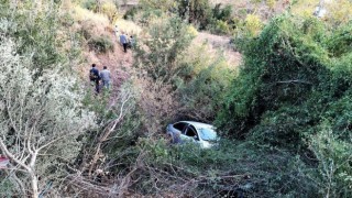 Şarampole yuvarlanan otomobildeki karı-koca yaralandı