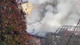 Sarıyerde 3 gecekondu alevlere teslim oldu