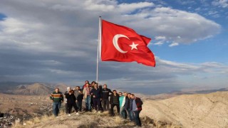 Şehit öğretmenlere vefa: İsimlerini bayrak direğine yazıp dağın tepesine diktiler