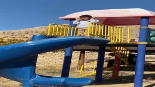 Şehit Sekinin babasının cenaze töreninde duygulandıran an: Oyun oynamayı bırakan çocuk parkta namaz kıldı