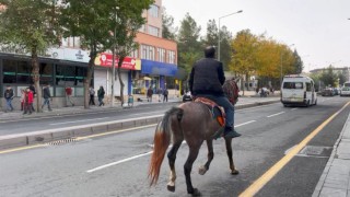 Şehrin ortasında atla tur attı