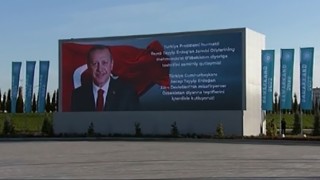 Semerkant Havalimanında Erdoğanın fotoğrafı yansıtıldı