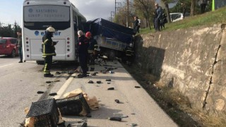 Servis ile kamyonet çarpıştı: 4 yaralı