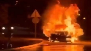 Seyir halindeki otomobil alev topuna döndü