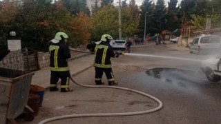 Seyir halindeyken alev alan otomobil kullanılmaz hale geldi