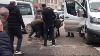 Seyir halindeyken başlayan tartışma durakta kavgaya dönüştü