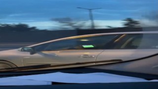 Seyir halindeyken maç izleyen sorumsuz sürücü trafiği tehlikeye soktu