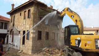 Side antik kentte kaçak yapılar yıkılıyor