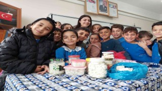 Siirtli çocuklardan öğretmenlerine yöresel peynirle kutlama: Hem gülümsetti, hem duygulandırdı