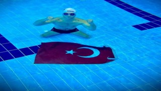 Siirtte bedensel ve işitme engelli sporcular havuzun dibinde Türk bayrağı açtı
