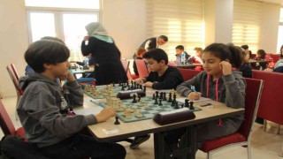 Siirtte satranç turnuvasında anne oğluna rakip oldu